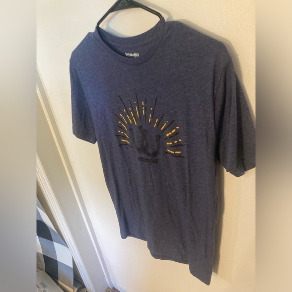 Wrangler blue short sleeve shirt in size small. Could be a unisex shirt - Picture 1 of 4